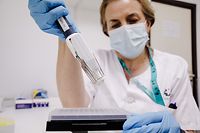 Eine Krankenschwester bereitet im Krankenhaus Ramon y Cajal in Madrid einen PCR-Test zur Erkennung des Affenpockenvirus vor. Der Erreger wurde inzwischen in mehr als 20 Ländern nachgewiesen.  