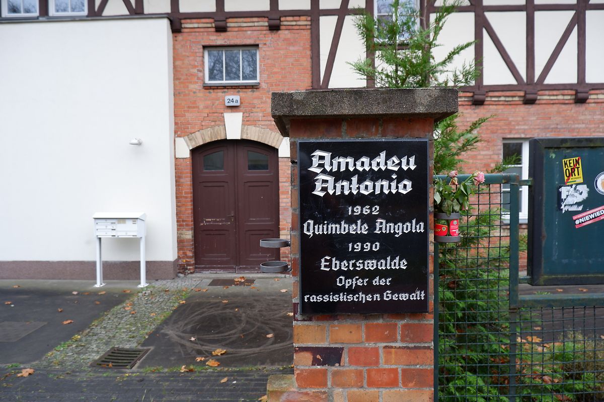Homenagem ao angolano Amadeu António no local onde foi espancado mortalmente por dez neonazis, a norte de Berlim. 