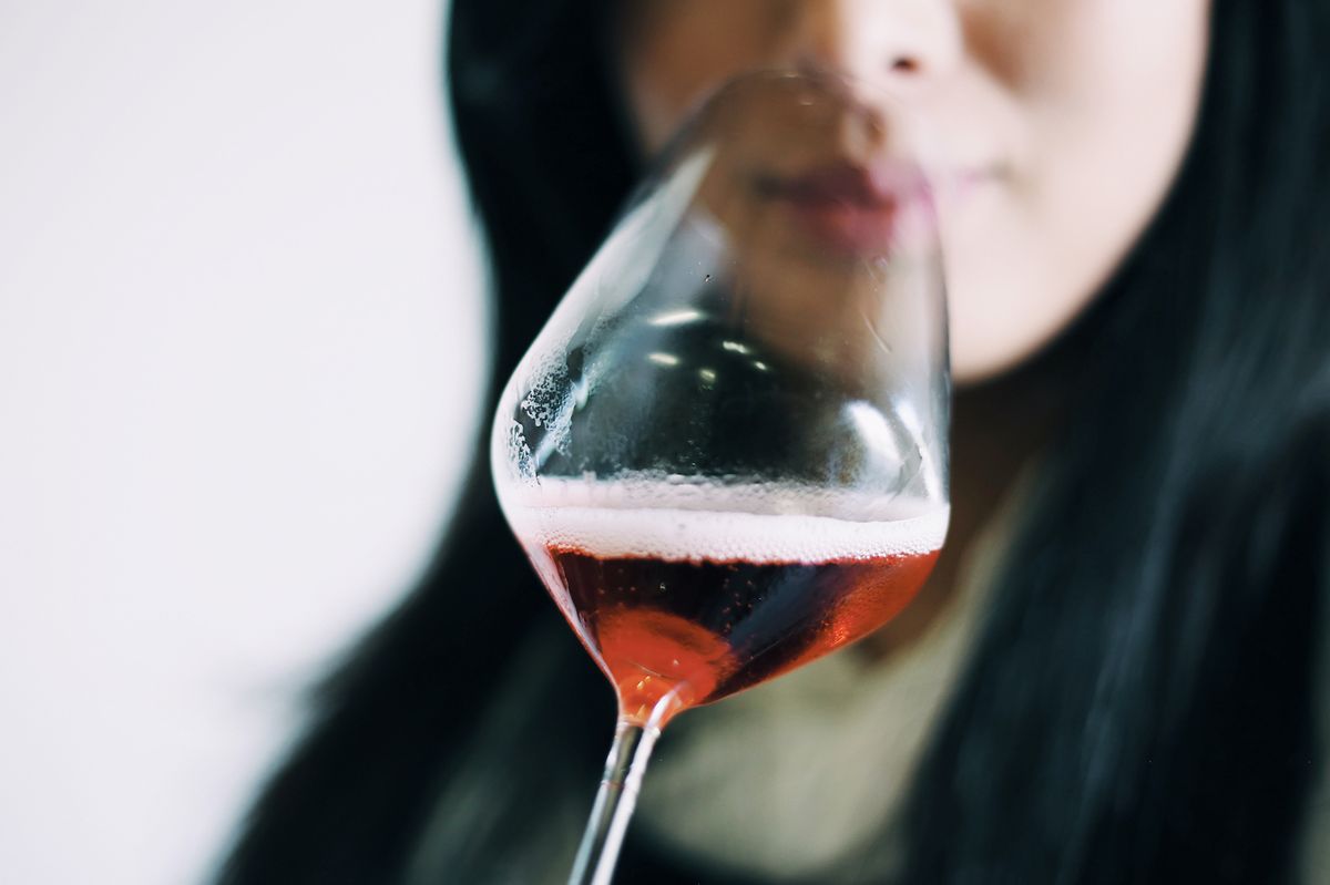 In einem größeren, etwas bauchigem Glas entfaltet sich das meiste Champagner-Aroma - auch weil so die Nase mit genießt.  