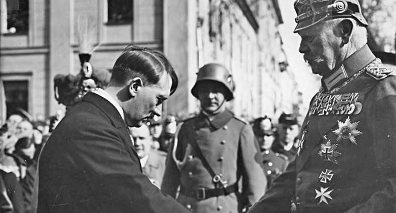 Zentralbild Reichspräsident von Hindenburg und Reichskanzler Adolf Hitler am Tage von Potsdam (21. März 1933)