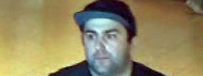 Die Polizei sucht nach diesem Mann. Er soll mehrmals in Juweläden Uhren gestohlen haben.