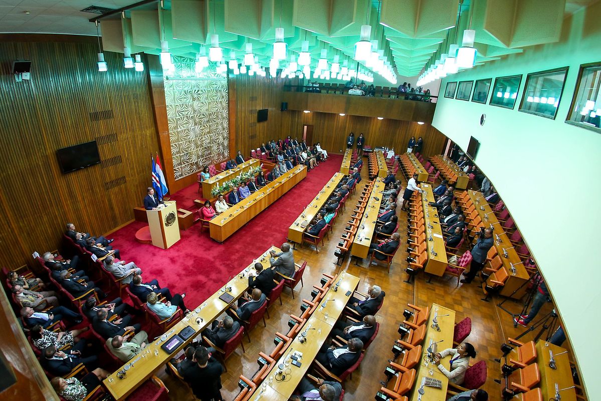 La délégation luxembourgeoise a assisté à une session solennelle à l'Assemblée nationale, convoquée en l'honneur du Grand-Duc.