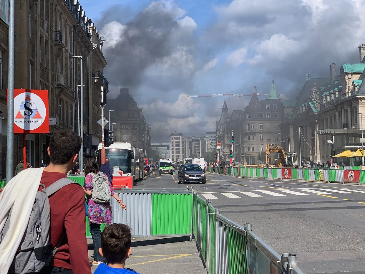 Schwarze Rauchwolken waren über der Avenue de La Liberté sichtbar.