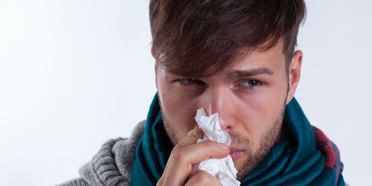 Bei Erkältung sollte man die triefende Nase behutsam schnauben. Das kann einer Nasennebenhöhlenentzündung vorbeugen. 