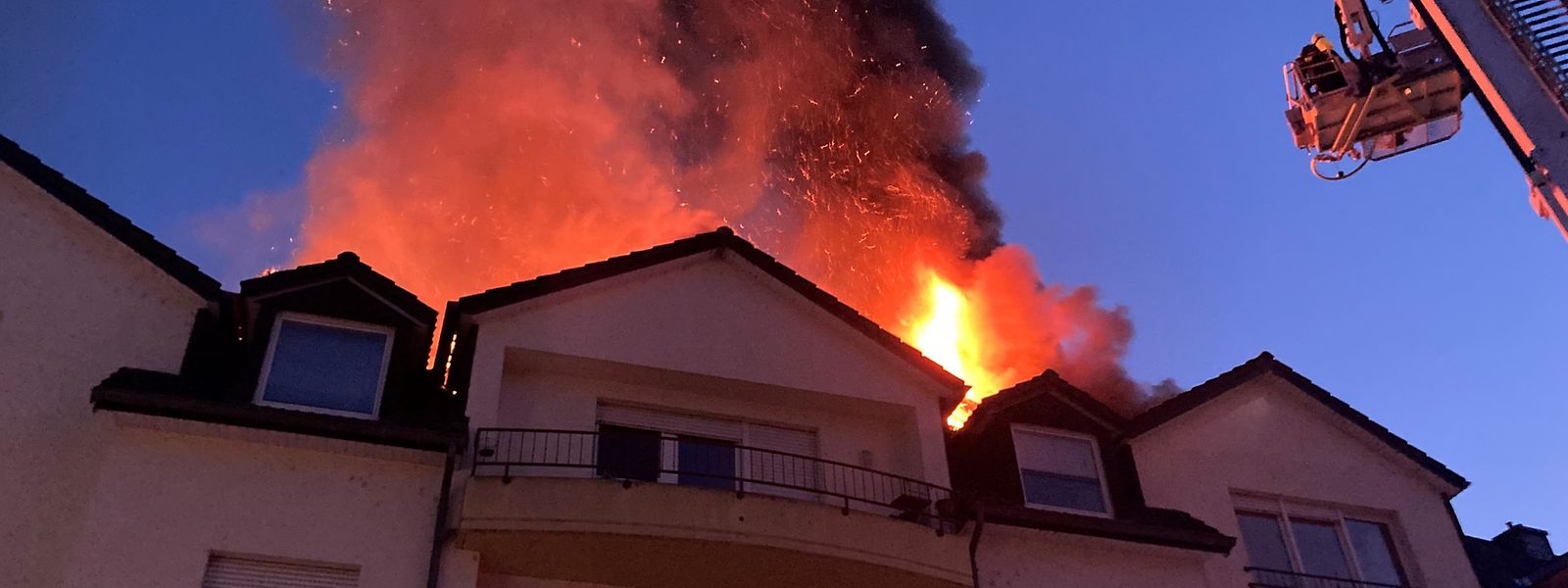 Der Dachstuhl des Hauses stand beim Eintreffen der Rettungskräfte lichterloh in Brand.