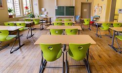06.04.2021, Sachsen-Anhalt, Halle (Saale): Ein Klassenzimmer im Lyonel-Feininger-Gymnasium ist leer und verwaist. Wegen der hohen Inzidenz in Halle bleiben die Schulen, bis auf vereinzelte Notbetreuungen, geschlossen. Foto: Holger John/dpa-Zentralbild/dpa +++ dpa-Bildfunk +++