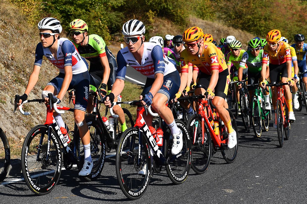 Michel Ries (Trek-Segafredo) mit seinem Teamkollegen Ryan Mullen.