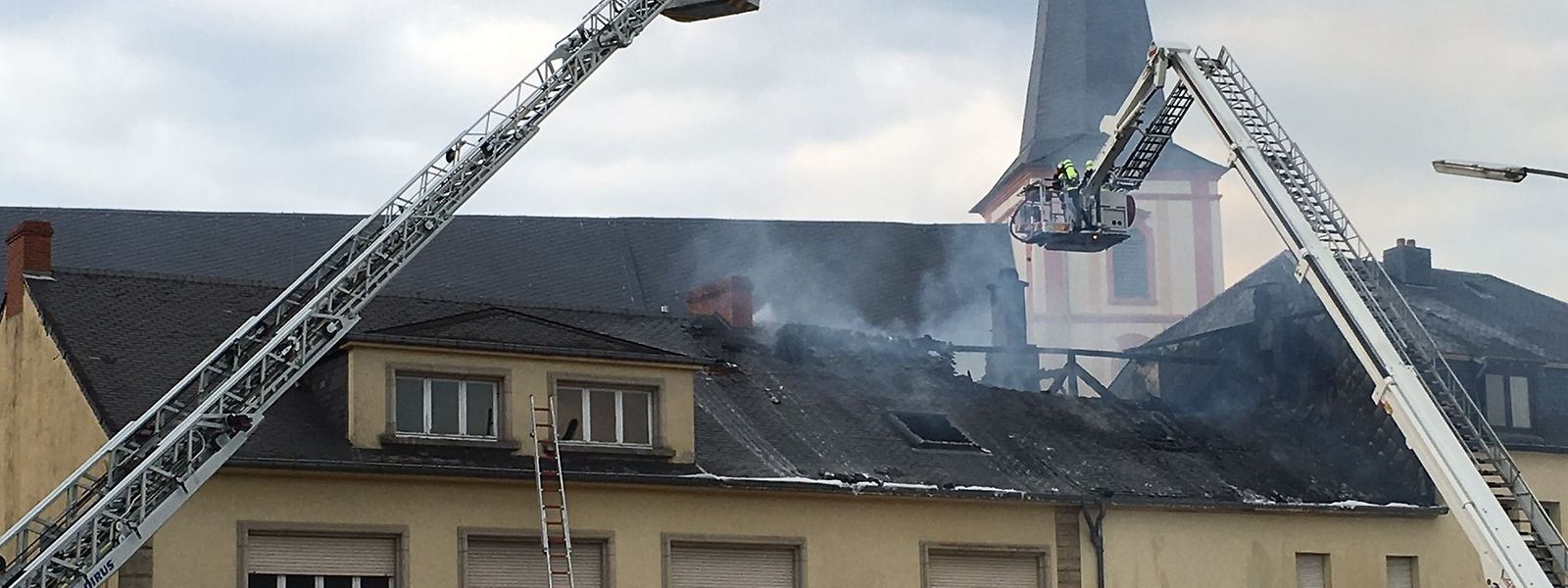 An dem betroffenen Gebäude entstand hoher Materialschaden.
