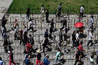 Moradores fazem fila para ser testados em Zhongguancun, Pequim, a 26 de abril. 