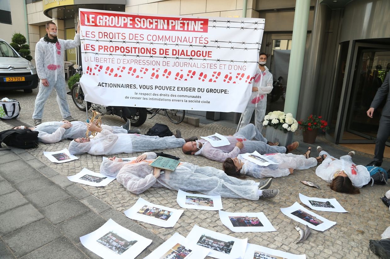 Protestaktion der "Alliance internationale des riverains des plantations socfin/Bolloré" vor dem Hotel Parc Belair. 
