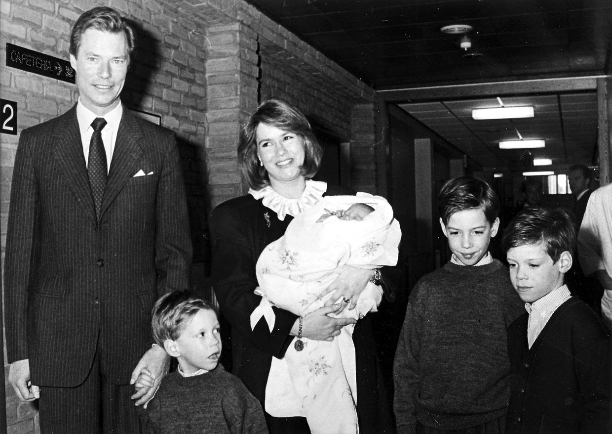 1991: Die damalige Erbgroßherzogin und ihre neugeborene Prinzessin Alexandra verlassen zusammen mit der gesamten Familie die Maternité.