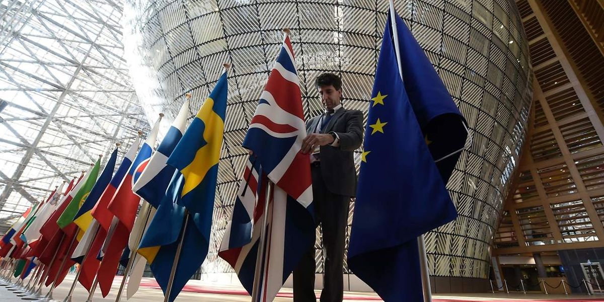 Noch hängen der Union Jack und die Europa-Flagge fast einträchtig nebeneinander vor dem EU-Gipfel. Doch die Brexit-Verhandlungen werden kontrovers sein.