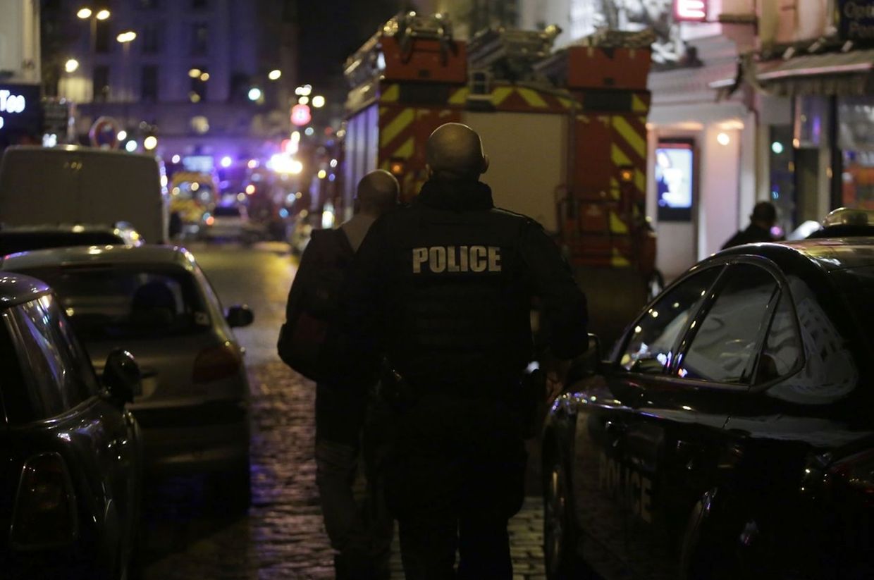 Polizei und Rettungskräfte an einem der Schießerei-Orte im 10. Arrondissement von Paris.