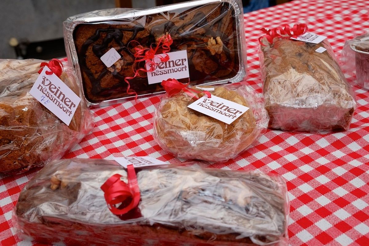 Im Angebot war auch süßer Nusskuchen.