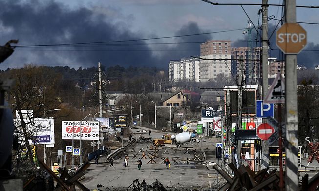 Residents evacuate the city of Irpin, north of Kyiv