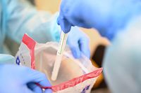 10.03.2020, Baden-Württemberg, Oberteuringen: Eine Ärztin gibt einen Abstrichstäbchen im Plastikröhrchen in einen Plastikbeutel, nachdem sie einem Patienten in einem Testzentrum am Ortsrand unter einem Zelt einen Abstrich aus dem Rachen entnommen hat. Der Abstrich wird im Anschluss auf das neuartige Coronavirus getestet. Foto: Felix Kästle/dpa +++ dpa-Bildfunk +++