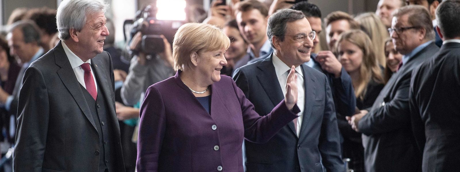 Der hessische Ministerpräsident Volker Bouffier, die deutsche Kanzlerin Angela Merkel und der scheidende EZB-Chef Mario Draghi.