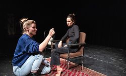 Kultur , TNL , Theaterstück Lovefool , mit Kristin Winters , Regie Gintare Parulyte ( l.) Foto:Guy Jallay/Luxemburger Wort