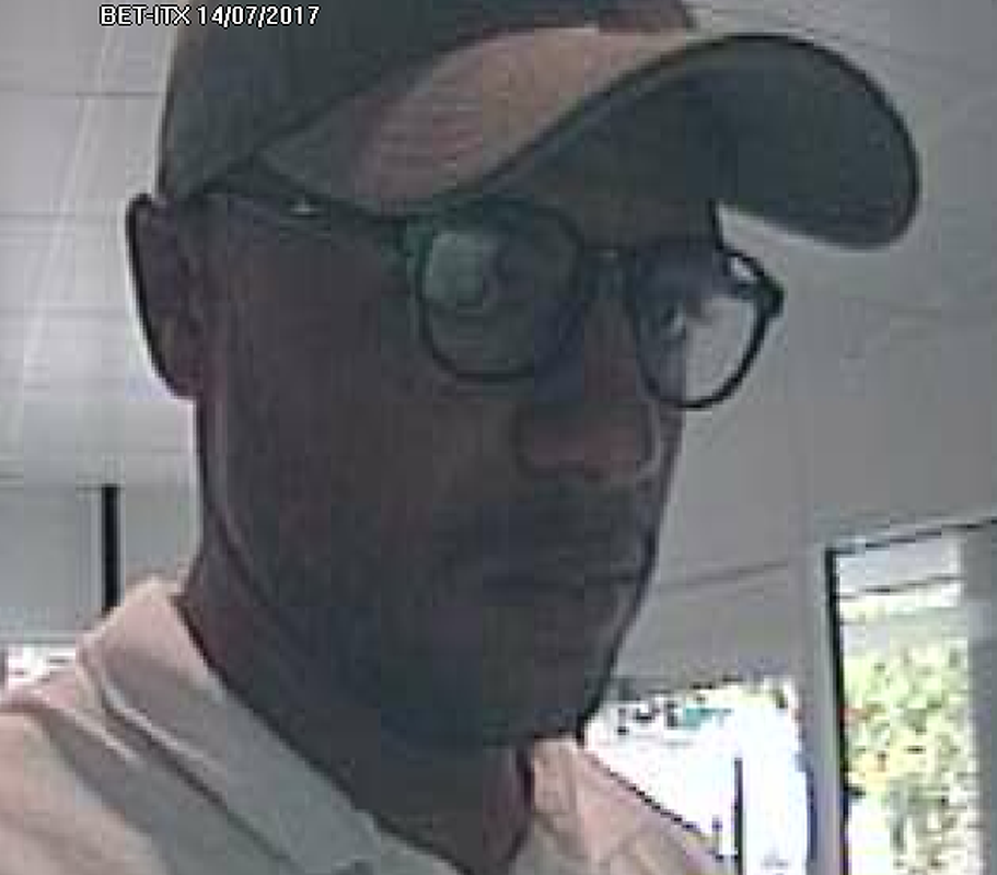 Die Polizei sucht diese Männer.