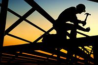 Wissen, Wirtschaft, Bau, Bauarbeiter, Hammer, Handwerker, Sonnenuntergang (Foto: Shutterstock)