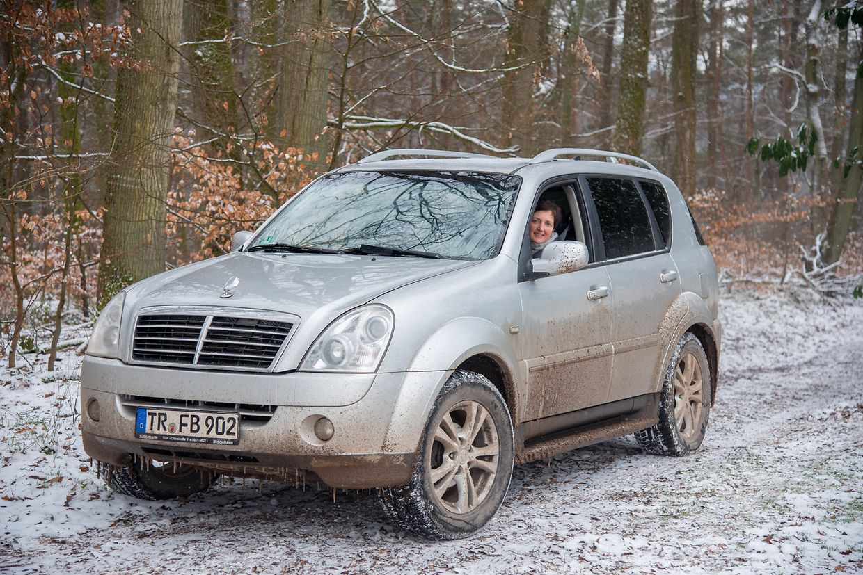 Sonja Reuter-Höling fährt mit einem Allradfahrzeug durch den Wald nach Hause. 