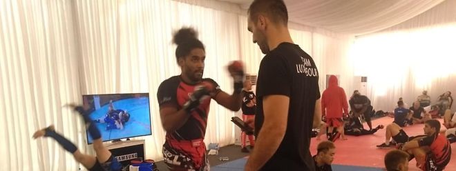 Yann Liasse lors de l'échauffement avec Miomir Vujovic avant son combat. Son prochain adversaire est le champion d'Europe de la catégorie.