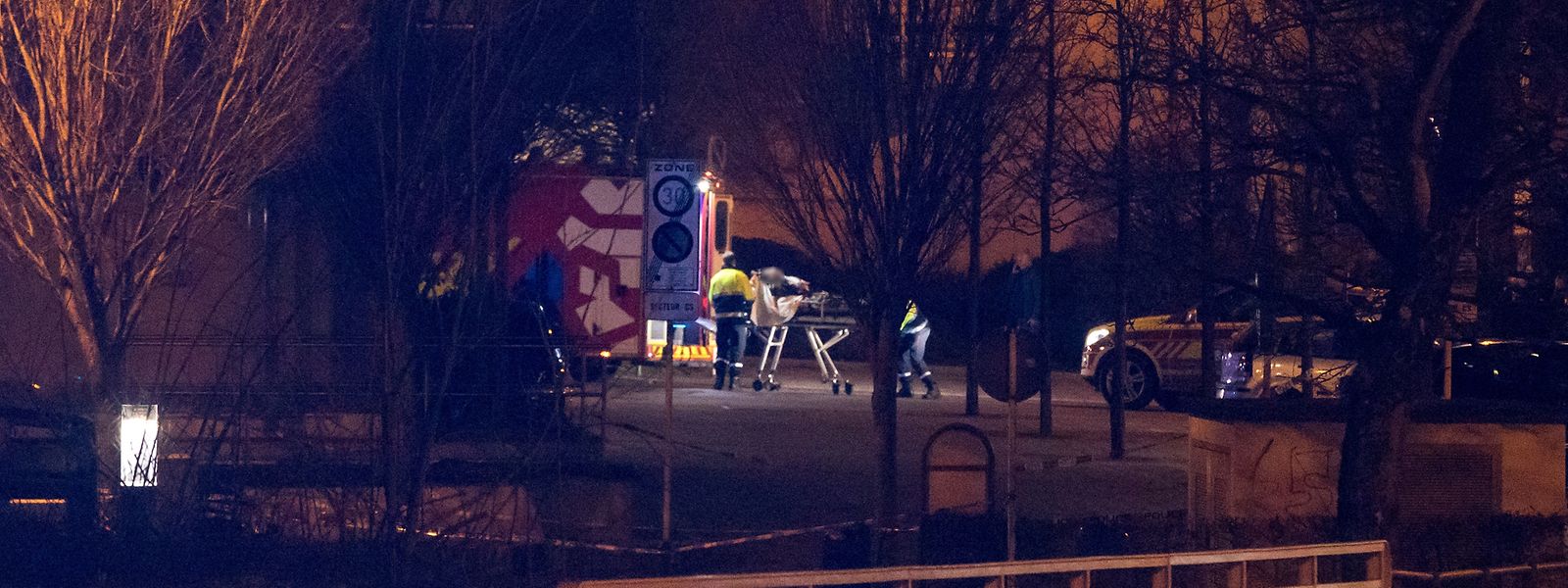Gegen 20 Uhr wurde eine Person in einem Krankenwagen abtransportiert.