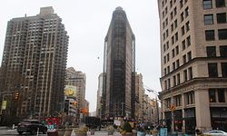 ARCHIV - 14.03.2023, USA, New York: Das teilweise eingerüstete Flatiron Building in dem nach ihm benannten Flatiron District von Manhattan. Das dreieckige «Bügeleisen-Gebäude» gehört zu den beliebtesten Sehenswürdigkeiten von New York. (zu dpa «Zweiter Anlauf für Auktion von New Yorks «Bügeleisen-Gebäude») Foto: Christina Horsten/dpa +++ dpa-Bildfunk +++