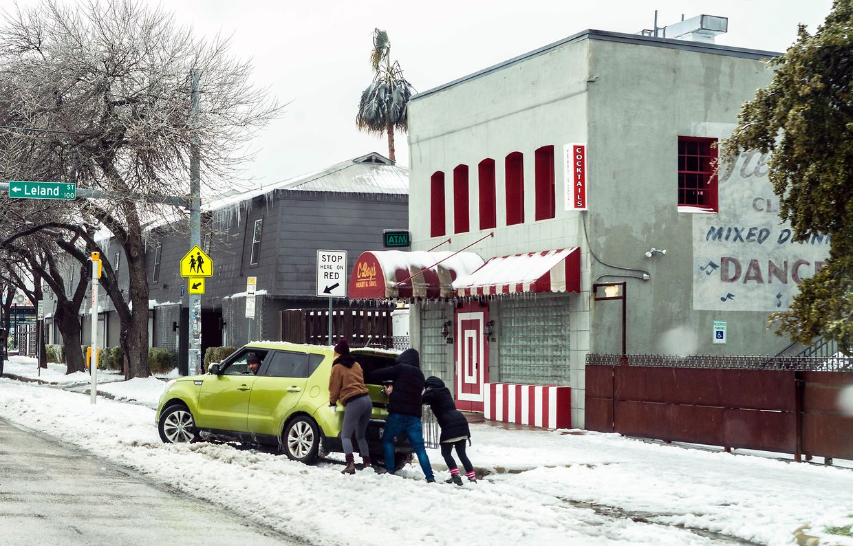 Vaga de frio sem precedentes está a paralisar o Texas. População está há vários dias sem energia e aquecimento.