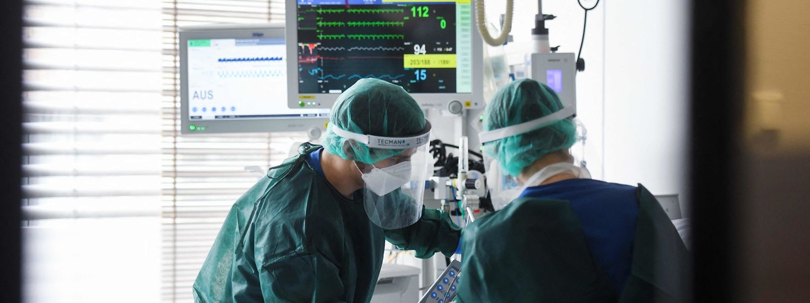 Nurses take care of a Covid-19 patient in the Covid-19 intensive care unit of the university hospital (Universitaetsklinikum) in Essen, western Germany, on March 22, 2021, amid the novel coronavirus / COVID-19 pandemic. (Photo by Ina FASSBENDER / AFP)