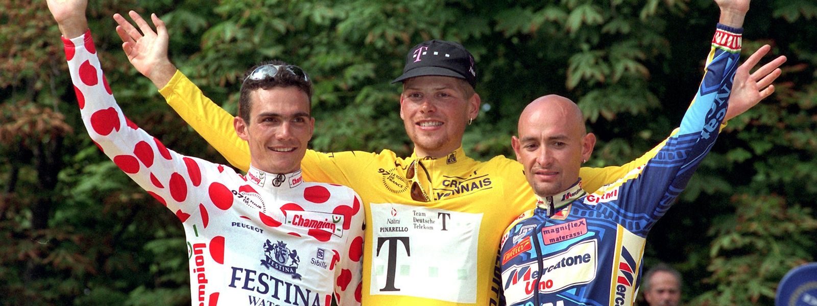 Jan Ullrich (M.) zusammen mit Richard Virenque (l.) und Marco Pantani.