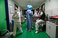Nursing Care Coordinator Silvana Di Florio (C), wearing protective gear, prepares to enter the intensive care unit COVID-19 (ICU) of Tor Vergata Hospital on November 24, 2020 In Rome.  Italy, the first European country hit by the global coronavirus pandemic, passed the 50,000 death mark from Covid-19 on November 23, 2020.  Most occurred earlier this year, but there have been around 15,000 deaths since the beginning of September.  (Photo: ANDREAS SOLARO / AFP)