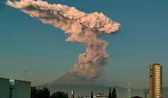 TOPSHOT - The Popocatepetl Volcano spews ash and smoke as seen from Puebla, central Mexico, on January 9, 2020. (Photo by Carlos SANCHEZ / AFP)