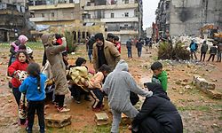 Menschen evakuieren ihre Häuser im Stadtteil Salaheddine von Aleppo. 