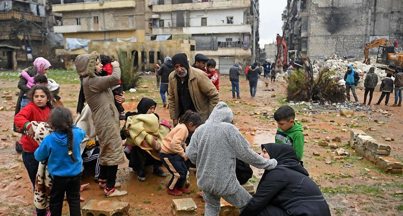 Menschen evakuieren ihre Häuser im Stadtteil Salaheddine von Aleppo. 