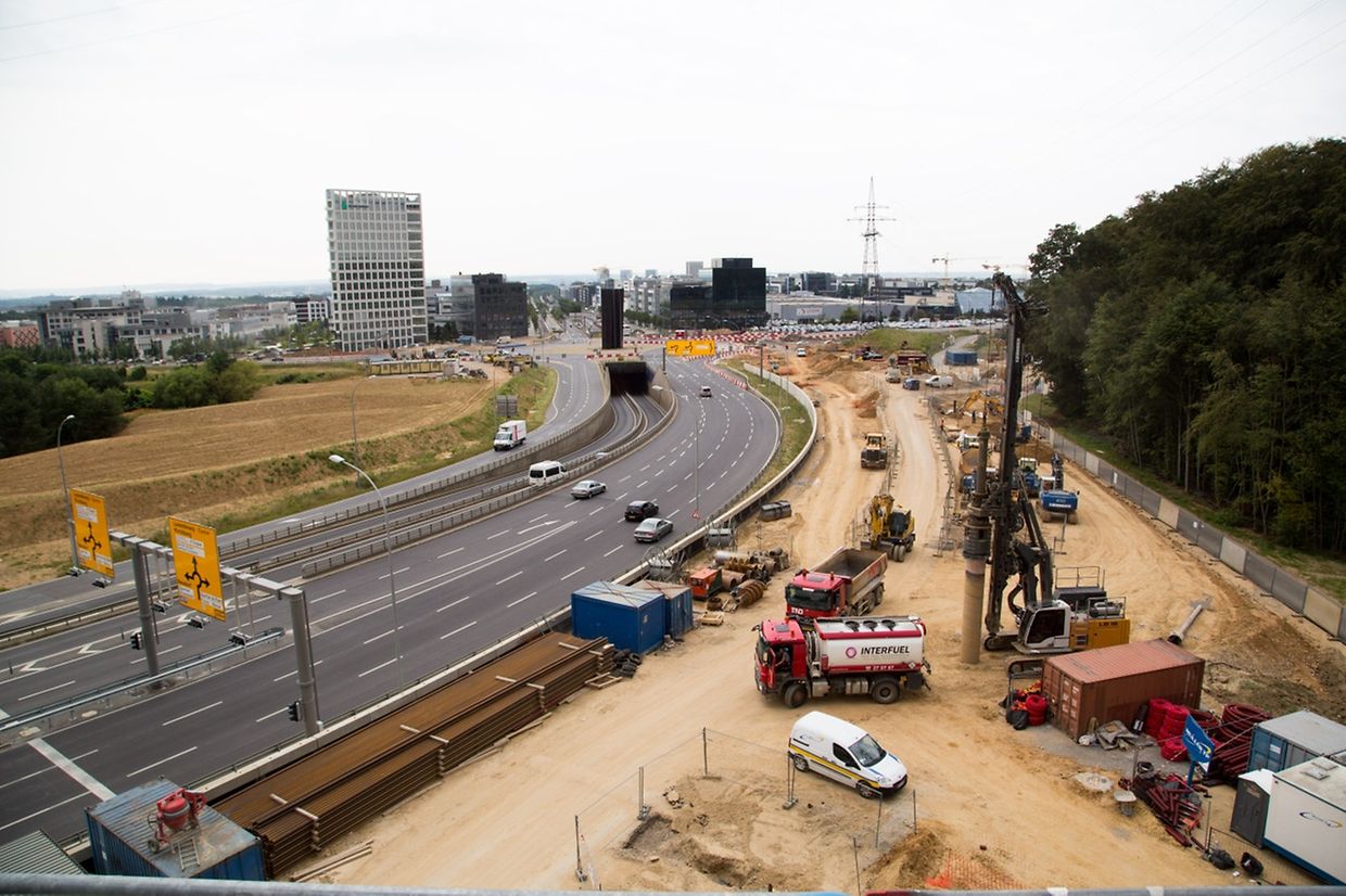 Le site est situé juste au bord de l'autoroute, avant le rond-point Serra.