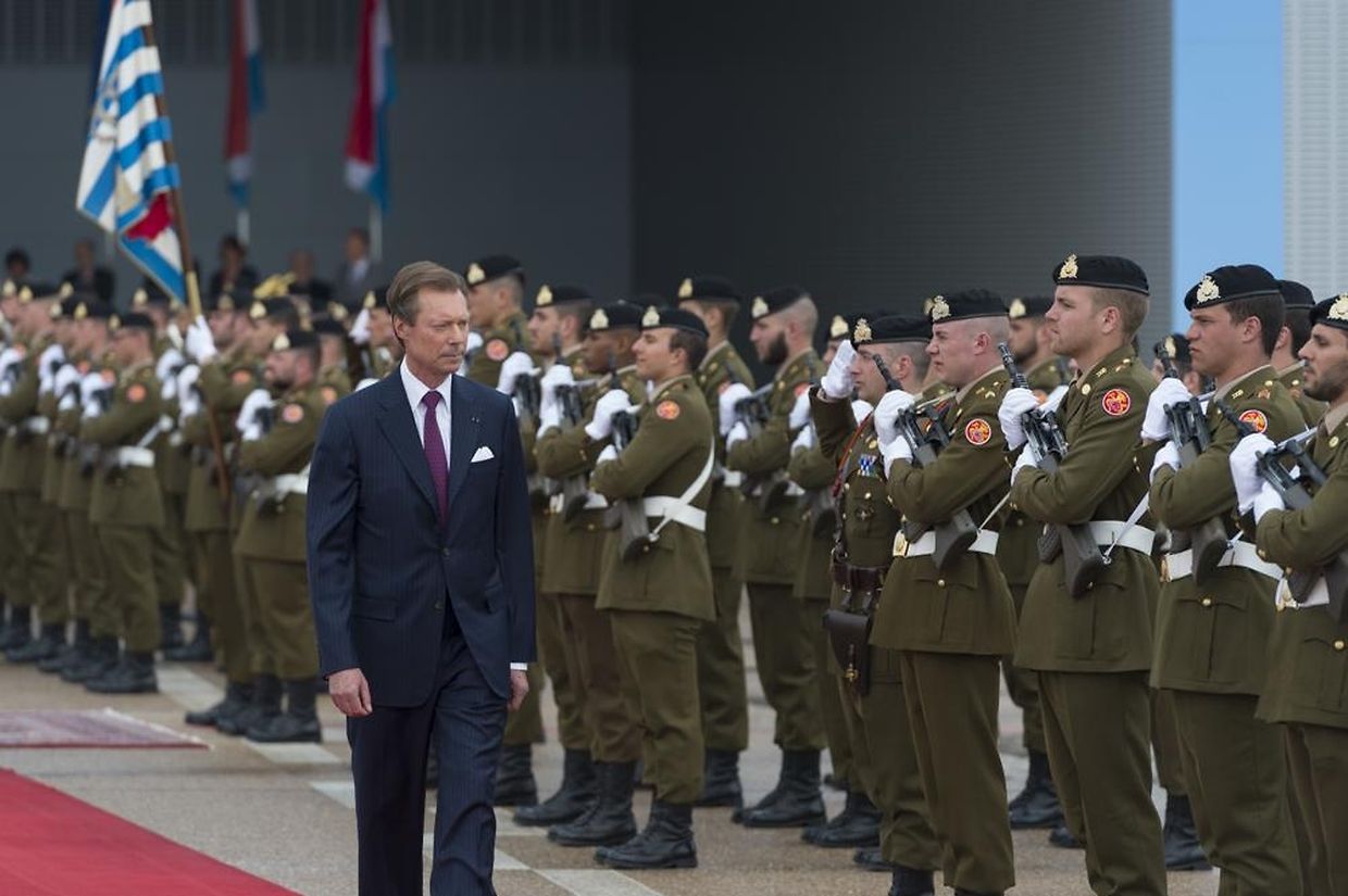 Eine Ehrenfront der Armee verabschiedete das Staatsoberhaupt auf dem Flughafen Findel bei bedecktem Himmel.