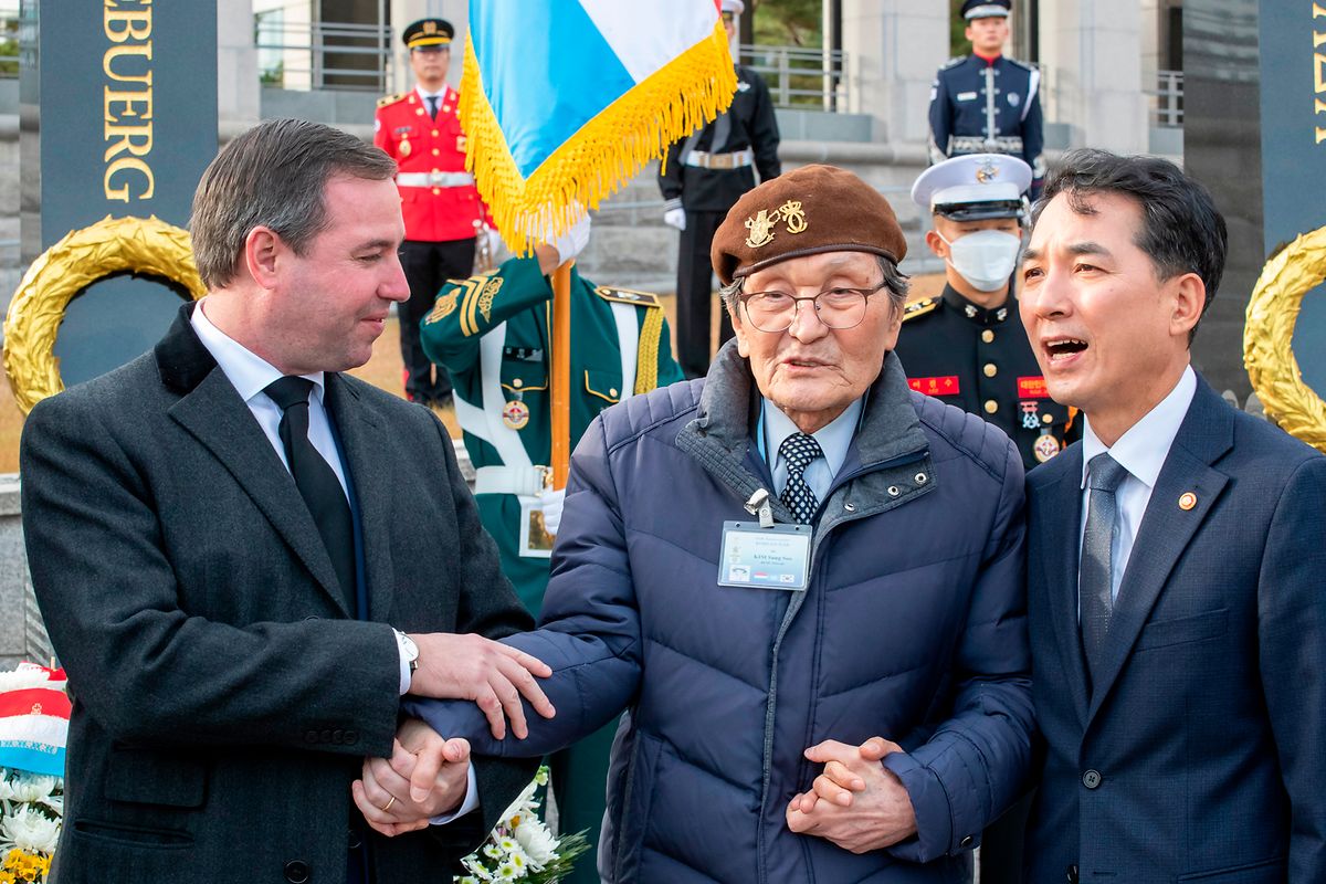 O Grão-Duque Herdeiro, Guillaume, com Sungsoo Kim, veterano da Guerra da Coreia e Park Min-sik, ministro dos Patriotas e Veteranos da Coreia do Sul.
