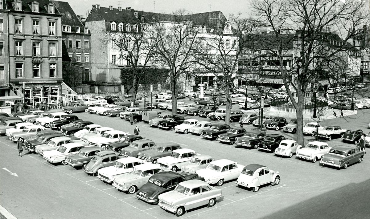 1961: le Knuedler est alors un parking aérien.