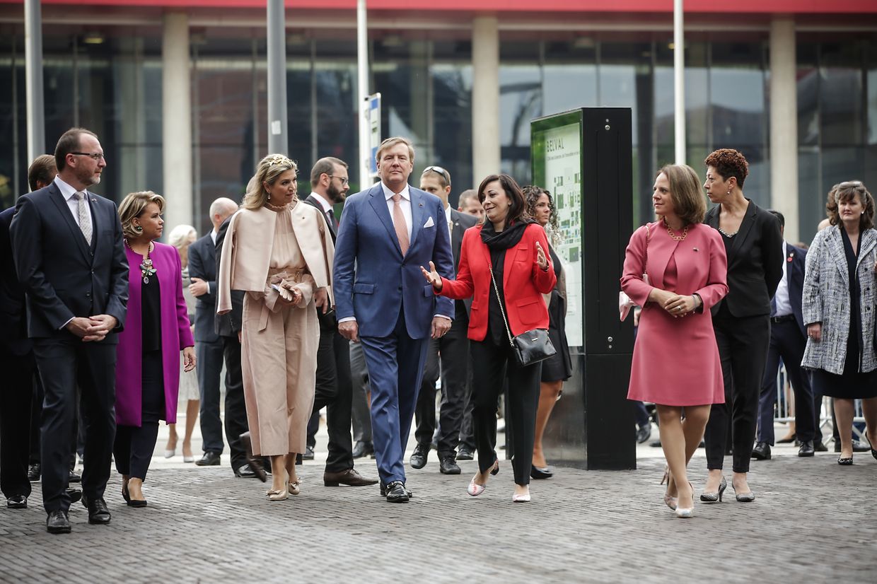 Ankunft in Belval: Máxima und Willem-Alexander nehmen die spektakuläre Kulisse in Augenschein.
