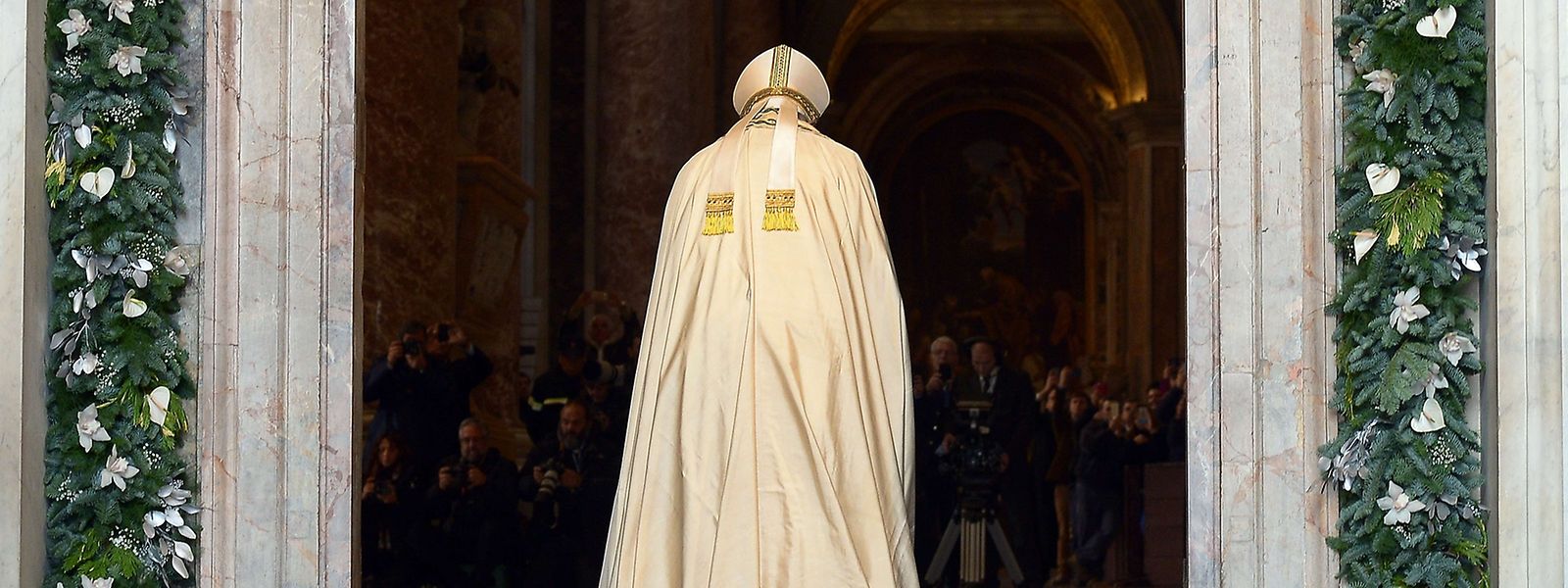 Papst Franziskus öffnet 2015 die Heilige Pforte im Petersdom und somit das Heilige Jahr.