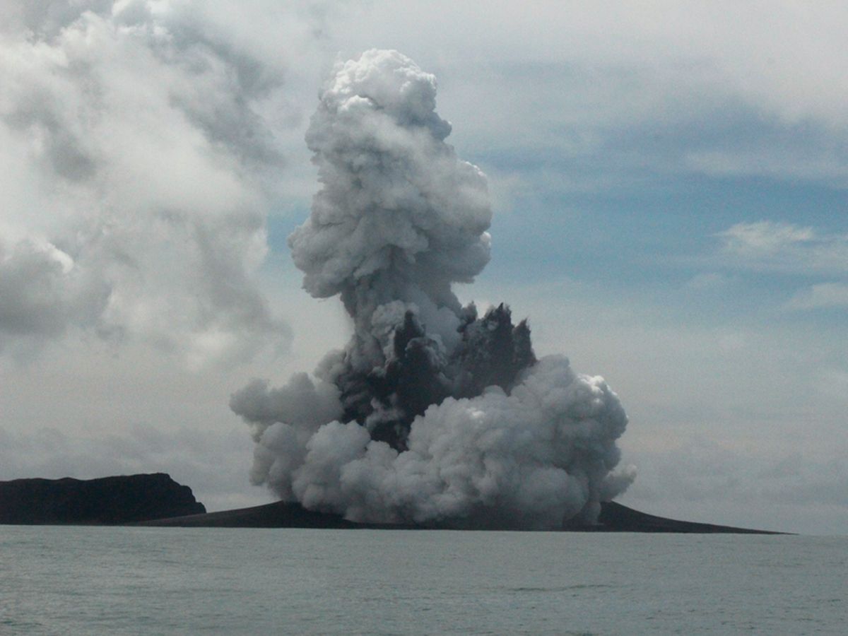  Eine Aschewolke und Vulkanische Gase steigen nach dem Ausbruch eines unterseeischen Vulkans im Inselreich Tonga auf.