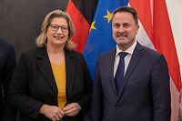 12.01.2023, Luxemburg: Der luxemburgische Premierminister Xavier Bettel (Liberale) steht mit der saarländischen Ministerpräsidentin Anke Rehlinger (SPD) bei ihrem ersten offiziellen Besuch in Luxemburg im Staatsministerium zusammen. Foto: Harald Tittel/dpa +++ dpa-Bildfunk +++