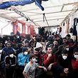 Drei Wochen lang haben 230 Migranten auf der "Ocean Viking" darauf gewartet, an Land zu gehen.
