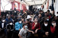 O Ocean Viking, navio da ONG europeia SOS Méditerranée, estava há 19 dias em alto-mar com 234 migrantes a bordo