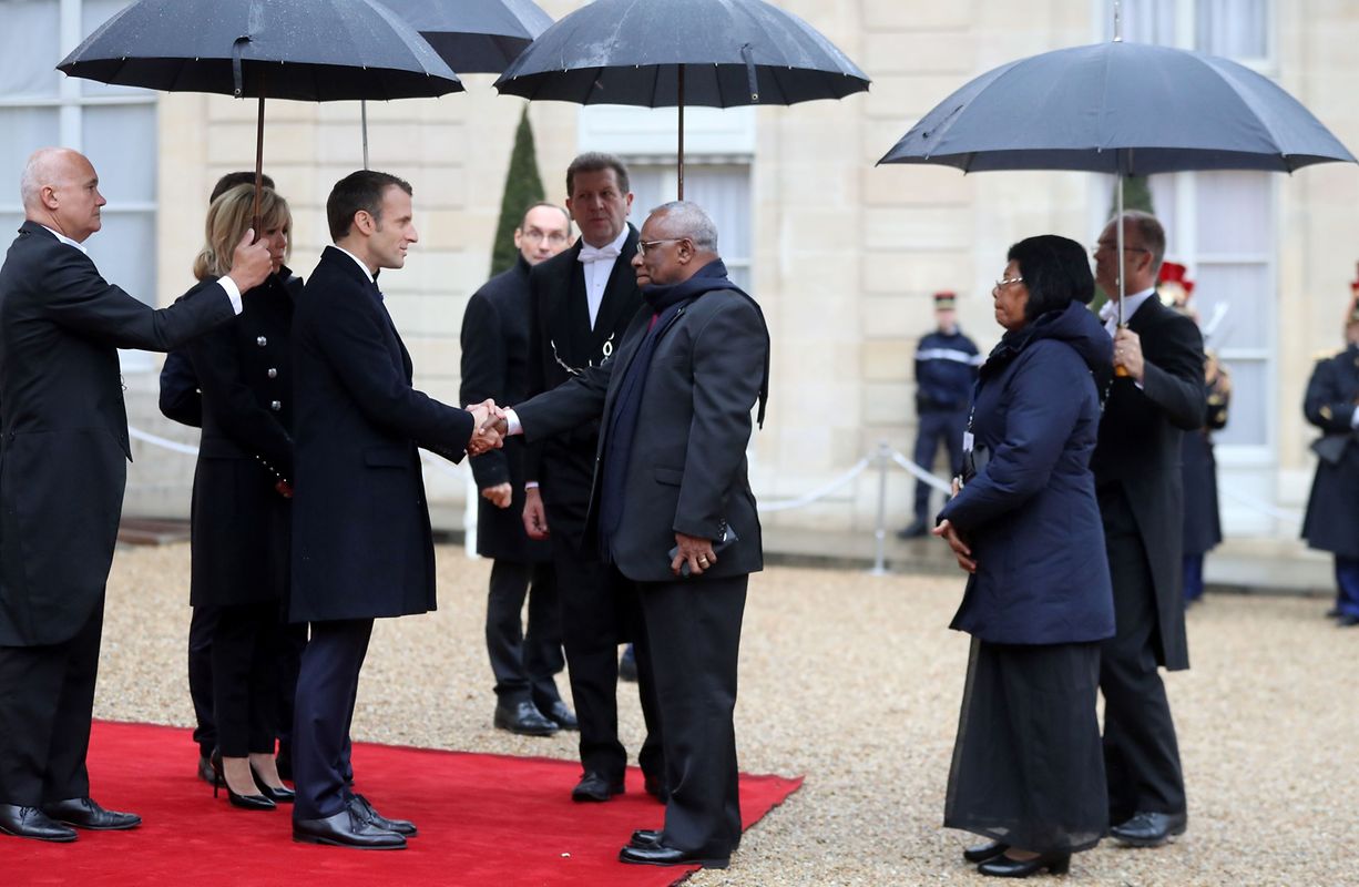 French President Emmanuel Macron (L) and his wife Brigitte Macron welcome Vanuatu President Tallis Obed Moses (C) at the Elysee Palace in Paris on November 11, 2018, ahead of the start of commemorations marking the 100th anniversary of the 11 November 1918 armistice, ending World War I. (Photo by Jacques Demarthon / AFP)