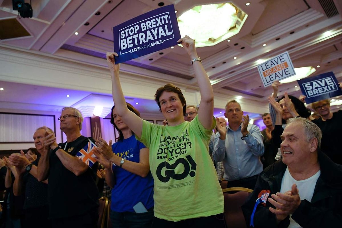Supporters attend a pro-Brexit rally organised by the 'Leave Means Leave' campaign in Birmingham, central England, on September 30, 2018, on the sidelines of the 2018 annual Conservative Party Conference. - British Prime Minister Theresa May gathers her party for its annual conference, facing opposition on all sides as she heads into the final stretch of Brexit negotiations with the European Union. (Photo by Paul ELLIS / AFP)