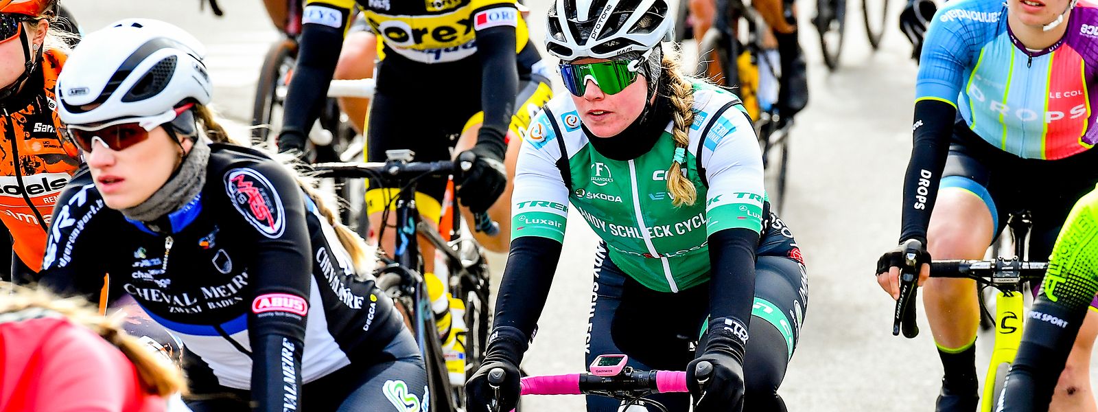 Mia Berg (grünes Trikot) gehört zur Mannschaft Andy Schleck Cycles-Immo Losch.