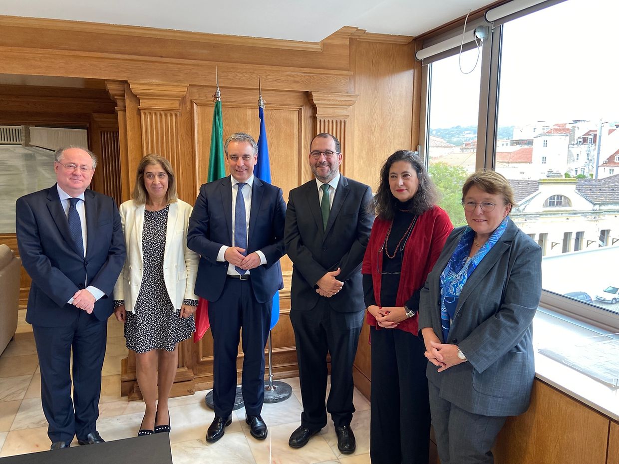 from left to right Antonio Gamito (Ambassador of Portugal in Luxembourg);  Eulalia Alexandre (Deputy Director for Education);  Claude Meish (Minister of Education of Luxembourg);  Joao Costa (Minister of Education of Portugal);  Ana Claudia Valente (Member of the Employment and Vocational Training Center of Portugal);  and Martina Schommer, Ambassador of Luxembourg to Portugal. 