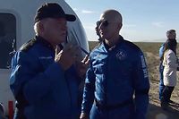 Jeff Bezos (R) cumprimentando o ator canadense William Shatner